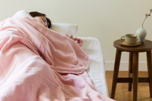 秋は眠りの季節です。ガーゼで癒しの睡眠を。